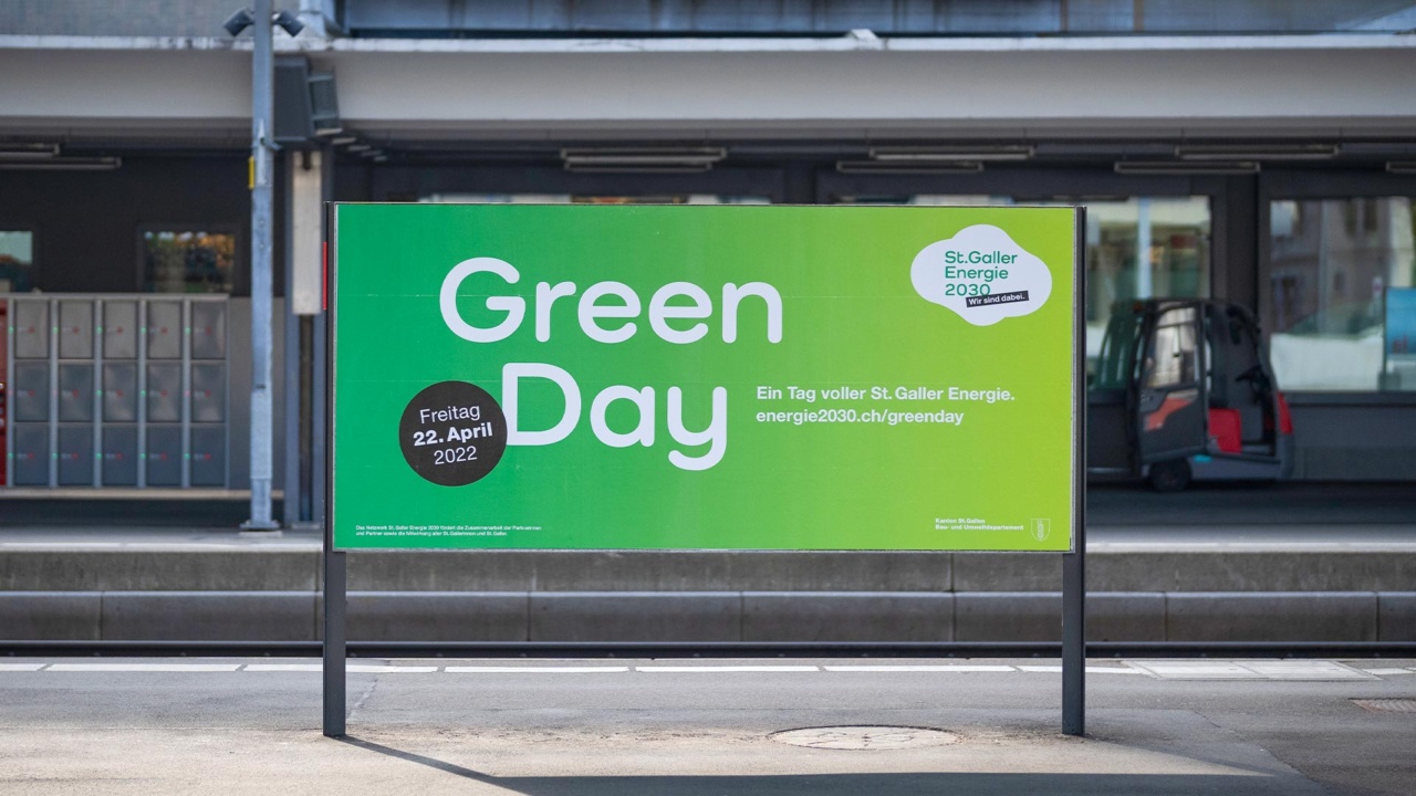Plakat zum Green Day am Bahnhof St.Gallen.